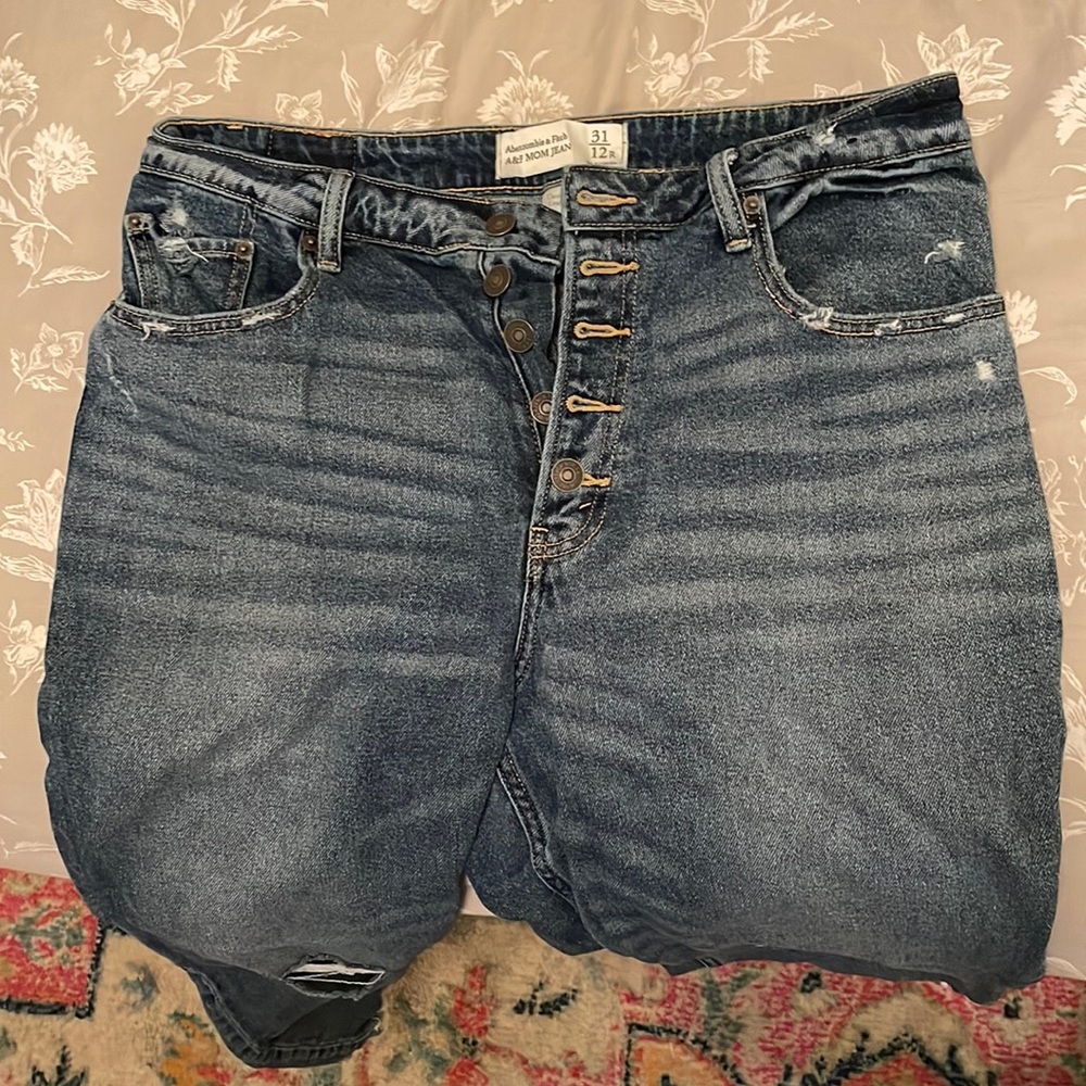 Abercrombie Curve Love Mom Jeans - Medium Wash - Lightly distressed